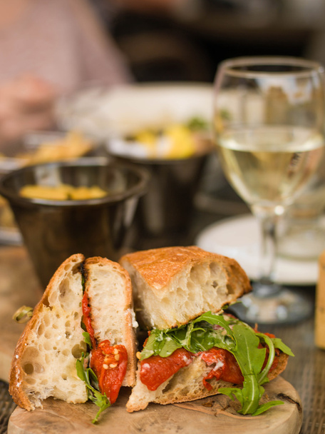 Kreatív kép a vegetáriánus sült paprika ciabatta sandwic - Fotó, kép