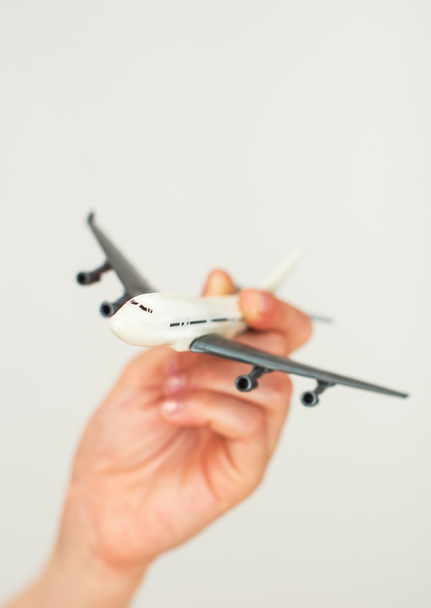 Criança mão segurando modelo avião. Lugar para texto
. - Foto, Imagem