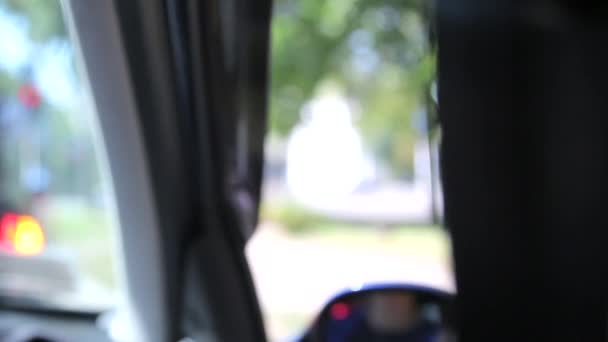 Női kéz füstöt az autóban  - Felvétel, videó