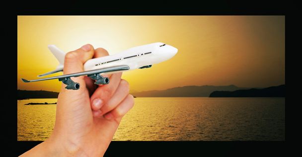 Criança mão segurando modelo avião. Lugar para texto
. - Foto, Imagem