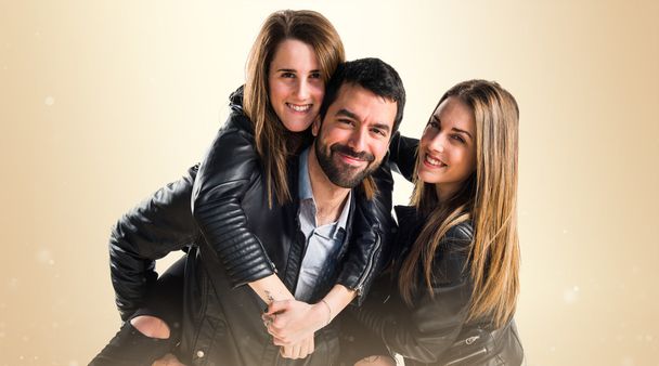 Três amigos com jaqueta de couro preto
 - Foto, Imagem