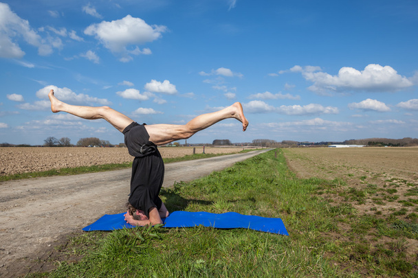 Mukta Hasta Sirsasana yoga doğanın keyfini çıkarın - Fotoğraf, Görsel