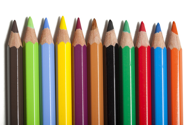 matite colorate su sfondo bianco. - Foto, immagini
