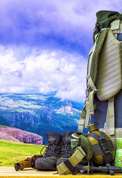 Туристичний рюкзак та інше обладнання на фоні гори
 - Фото, зображення