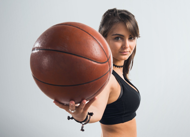 Nuori tyttö pelaa koripalloa - Valokuva, kuva
