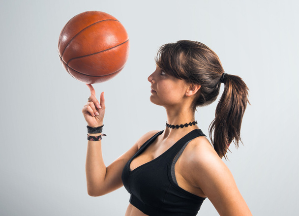 Young girl playing basketball - Valokuva, kuva