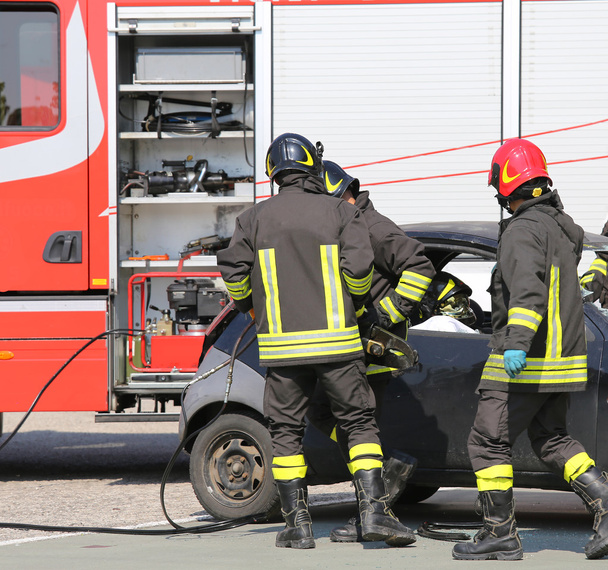 bombeiros em ação durante o acidente rodoviário
 - Foto, Imagem