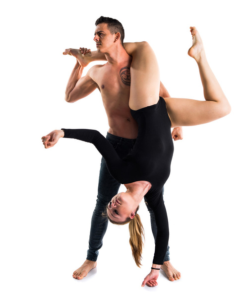 Kaksi ihmistä tanssimassa eristäytyneen taustan päällä
 - Valokuva, kuva