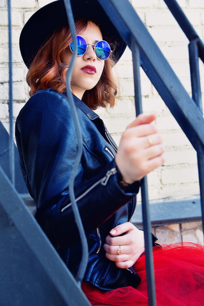 стильная девушка в черной кожаной куртке и длинной юбке
 - Фото, изображение