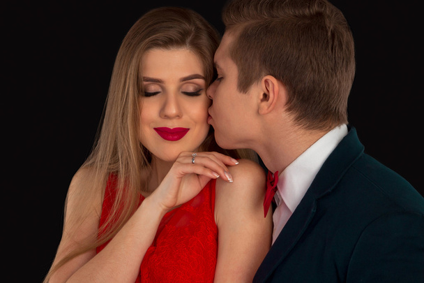 El hombre está besando a una mujer
 - Foto, Imagen