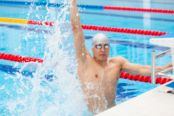 Winning Swimmer Young muscular preparing - Foto, immagini