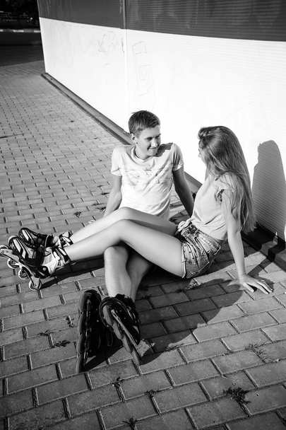 Couple sitting on the curb on a street - Foto, afbeelding