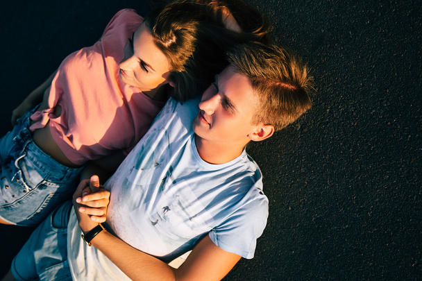 Loving couple lying on the asphalt - Valokuva, kuva