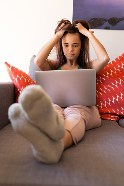 nainen rentouttava tietokoneen kanssa
  - Valokuva, kuva