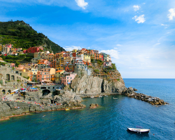 Casas tradicionais coloridas sobre uma rocha sobre o mar Mediterrâneo, Manarola, Cinque Terre, Itália
 - Foto, Imagem