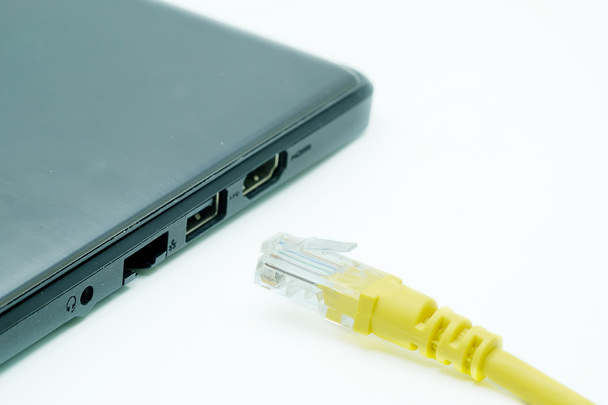 Ordinateur portable et câble LAN
. - Photo, image