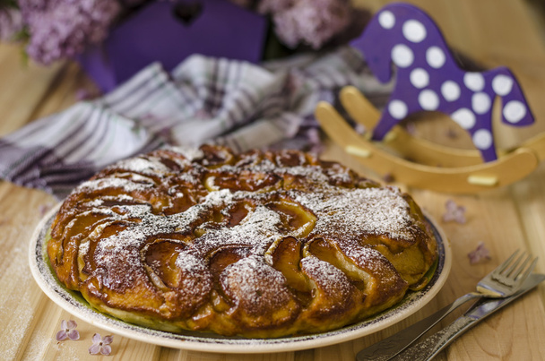Gâteau aux pommes et au caramel pour le petit déjeuner
   - Photo, image