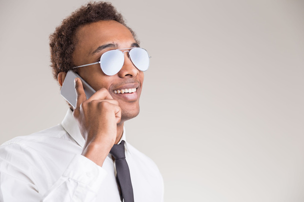 Guy in glasses on phone - Foto, afbeelding