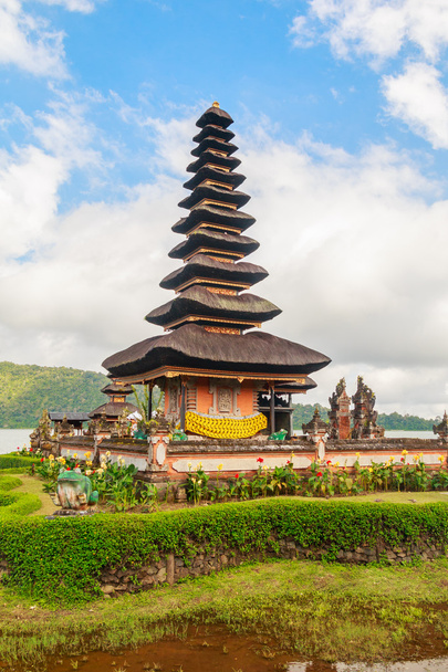 Балі - Pura фоні тропічних пейзажів поблизу Danu Bratan воду храм - Фото, зображення