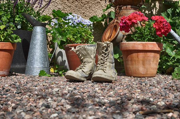 Jardín decoración macetas y botas de cemento
 - Foto, Imagen