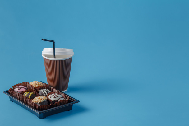 cup of coffee and chocolate cookies - Foto, Imagen