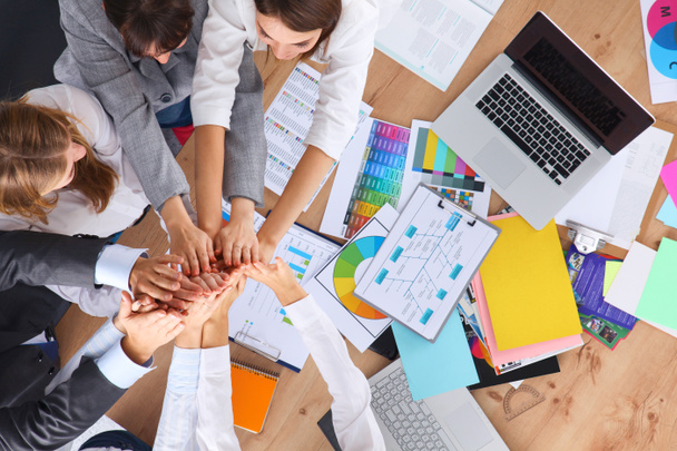Geschäftsteam mit Hand in Hand - Teamwork-Konzepte - Foto, Bild