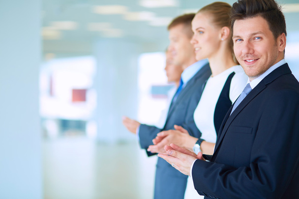 Smiling business people applauding a good presentation in the office - Foto, Imagen