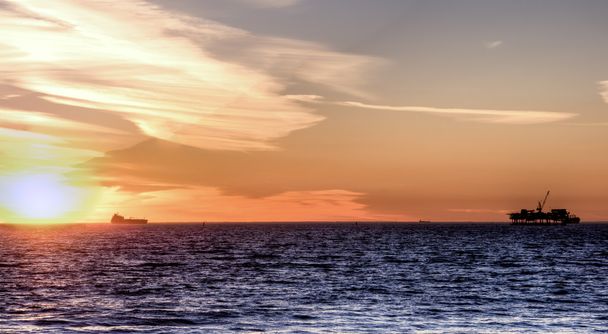 off shore booreiland bij zonsondergang - Foto, afbeelding