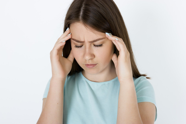Una foto de una joven adulta con dolor de cabeza
 - Foto, Imagen