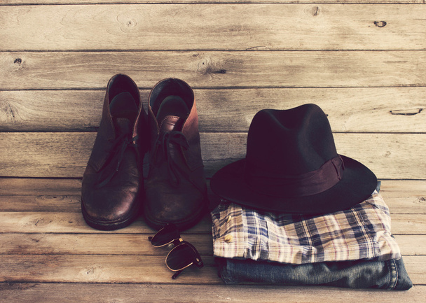 Vintage, camisa xadrez, óculos de sol, chapéu, Jean e sapatos de couro no woo
 - Foto, Imagem