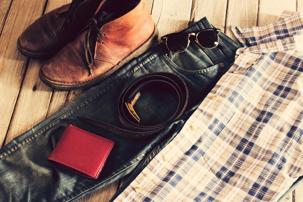 Vintage, kariertes Hemd, Jeans, Gürtel, Lederschuhe, Geldbörse und Sonnenbrille - Foto, Bild