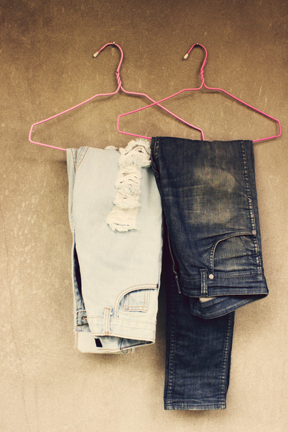 Jeans colgando de la pared
 - Foto, imagen