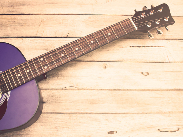 Винтажный тон: гитара на деревянном столе
 - Фото, изображение