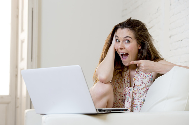 mooie jongedame werken met laptopcomputer lachen gelukkig of doen online internet winkelen - Foto, afbeelding