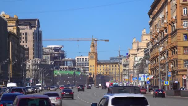 Partes congestionadas y libres de la carretera de la ciudad ancha 4K video. Moscú, Rusia
 - Metraje, vídeo