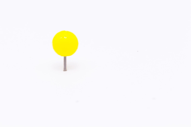 Pin de empuje amarillo aislado fondo blanco
 - Foto, imagen
