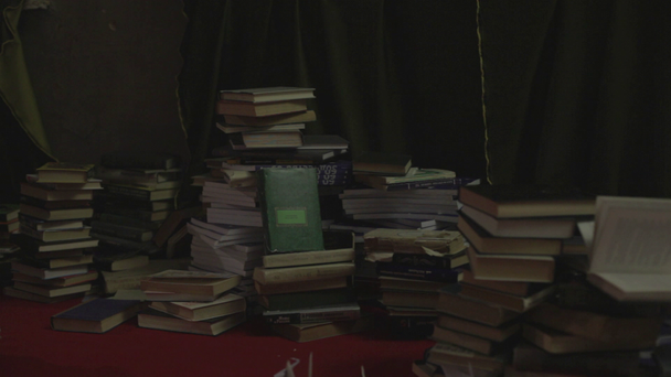 Grande pilha de livros antigos pan shot
 - Filmagem, Vídeo