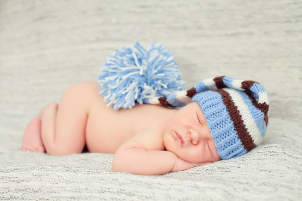 Babyboy dormindo usando um chapéu listrado
 - Foto, Imagem