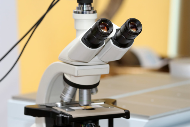 microscopio para la investigación médica
  - Foto, Imagen
