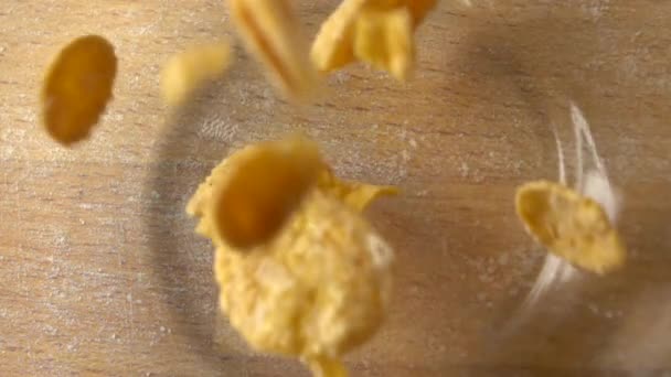 Pouring corn flakes in glass bowl super slow motion macro shot, view from above - Metraje, vídeo