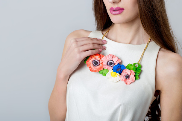 beautiful necklace bizhueriya of flowers around the neck of a beautiful elegant girl - Foto, afbeelding