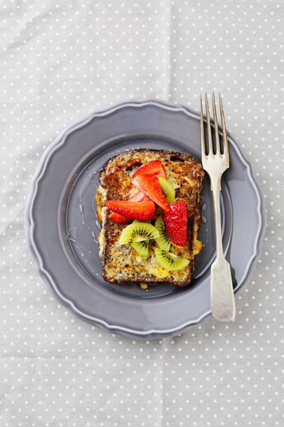 french toast with kiwi and strawberry - Zdjęcie, obraz
