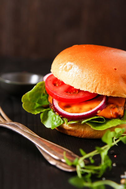 köstliche frische hausgemachte Burger auf dunklem Servierbrett mit würzigen - Foto, Bild