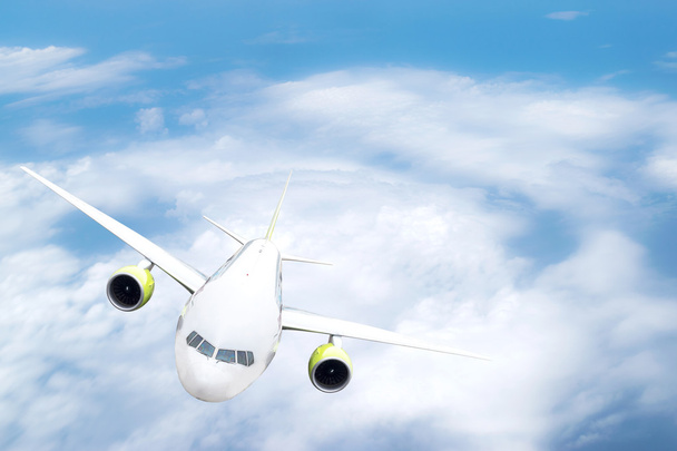 Gökyüzü üzerinde yolcu uçaklarının Önden Görünüm. - Fotoğraf, Görsel