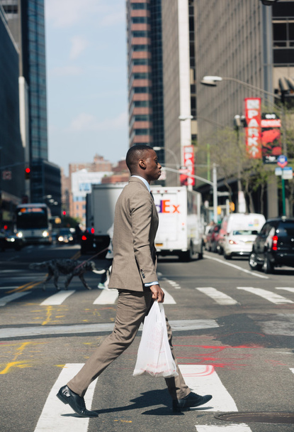 magabiztos üzletember egy gyalogos átkelő - Fotó, kép