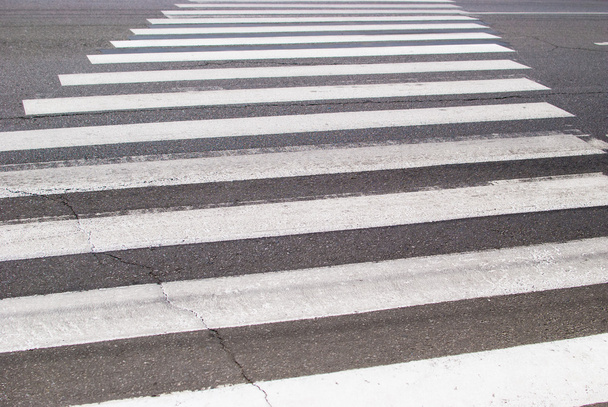 voetgangersoversteek op de weg - Foto, afbeelding
