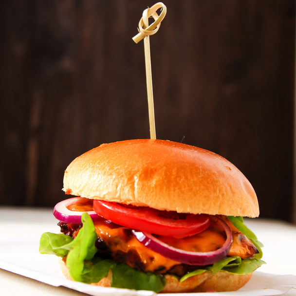 köstliche frische hausgemachte Burger mit würziger Tomatensauce und Rindfleisch - Foto, Bild
