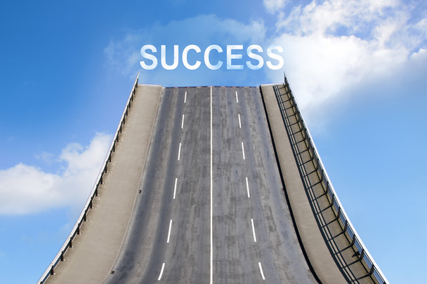 Cesta vede nahoru na modré obloze mraky, text úspěch, obchodní koncepce - Fotografie, Obrázek