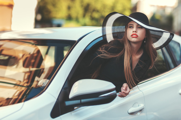 Woman in the car looking out the window. - 写真・画像