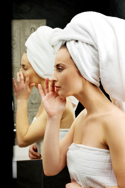 Woman take care of her face. - Valokuva, kuva